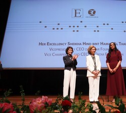 Su Majestad la Reina Doña Sofía acompañada por la presidenta de la Escuela Superior de Música Reina Sofía, Paloma O'shea y la vicepresidenta y con