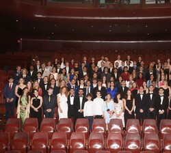 Fotografía de grupo de Su Majestad la Reina Doña Sofía con los alumnos de la Escuela Superior de Música Reina Sofía
