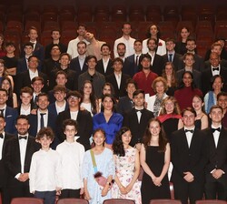 Su Majestad la Reina Doña Sofía junto a los alumnos de la Escuela Superior de Música Reina Sofía