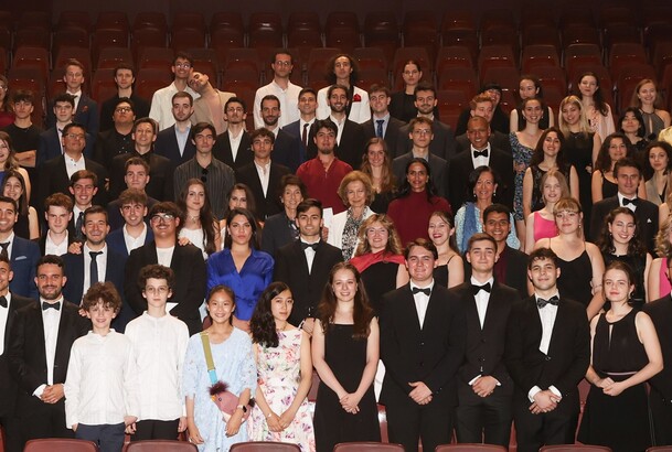 Su Majestad la Reina Doña Sofía junto a los alumnos de la Escuela Superior de Música Reina Sofía