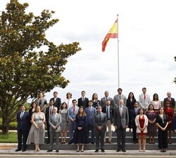Su Majestad el Rey con los participantes en el Programa de Jóvenes Líderes Iberoamericanos, organizado por Fundación Carolina y el Banco Santander