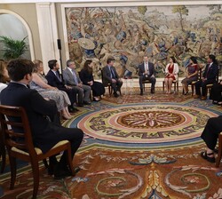 Su Majestad el Rey durante la audiencia a los participantes en el Programa de Jóvenes Líderes Iberoamericanos, organizado por Fundación Carolina y el 