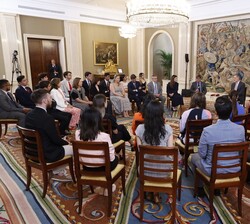 Su Majestad el Rey en la audiencia a los participantes en el Programa de Jóvenes Líderes Iberoamericanos, organizado por Fundación Carolina y el Banco