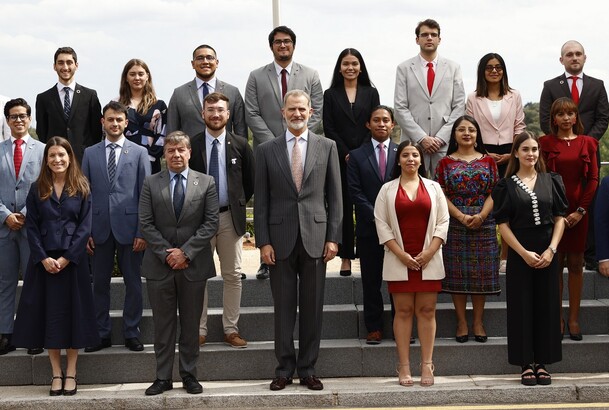 Su Majestad el Rey con los participantes en el Programa de Jóvenes Líderes Iberoamericanos, organizado por Fundación Carolina y el Banco Santander