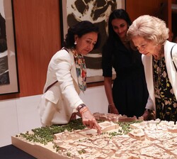 Su Majestad la Reina Doña Sofía contempla la maqueta del nuevo proyecto del edificio nuevo