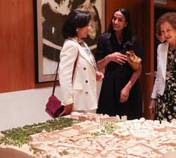 Doña Sofía, junto a las autoridades que la recibieron a su llegada, observan la maqueta del nuevo edificio