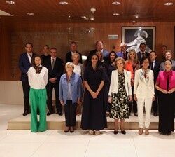 Fotografía de grupo de Su Majestad la Reina Doña Sofía junto a los miembros del Círculo Internacional de la Escuela Superior de Música Reina Sofía