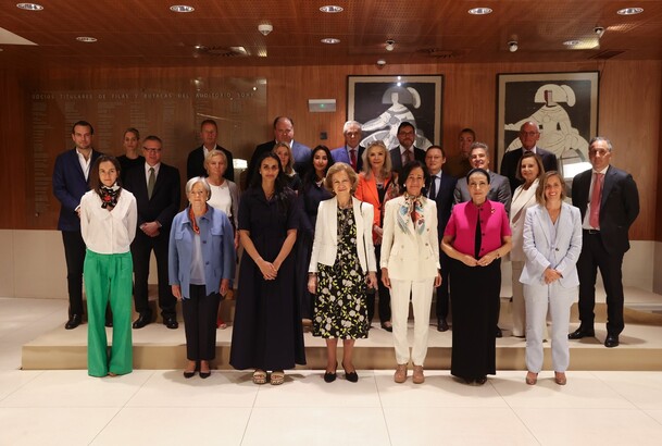 Fotografía de grupo de Su Majestad la Reina Doña Sofía junto a los miembros del Círculo Internacional de la Escuela Superior de Música Reina Sofía