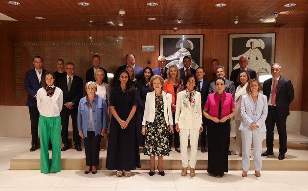 Fotografía de grupo de Su Majestad la Reina Doña Sofía junto a los miembros del Círculo Internacional de la Escuela Superior de Música Reina Sofía