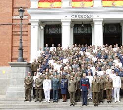 Su Majestad el Rey junto a las autoridades y los miembros del Curso de Estado Mayor