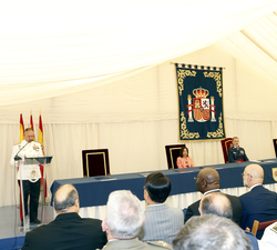 Su Majestad el Rey durante la alocución del director de la ESFAS, Teniente General Francisco de Paula Bisbal Pons