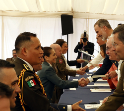 Su Majestad el Rey junto a las autoridades durante la entrega de diplomas