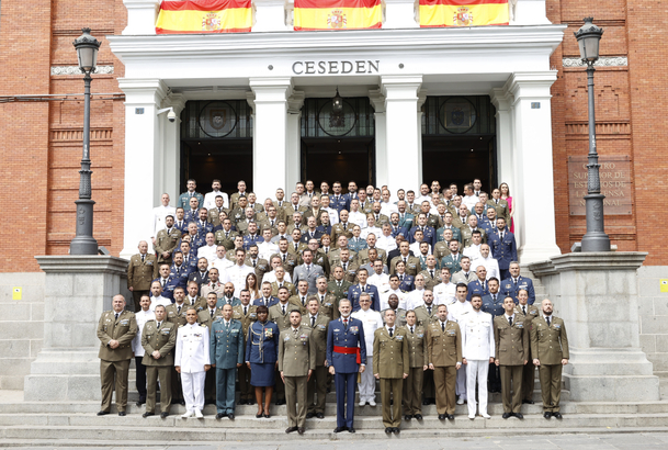 Su Majestad el Rey junto a las autoridades y los miembros del Curso de Estado Mayor