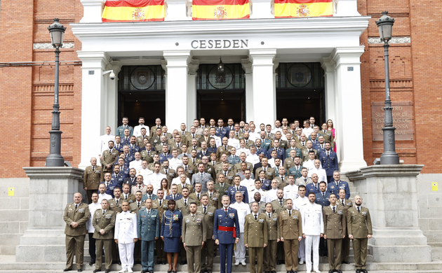 Su Majestad el Rey junto a las autoridades y los miembros del Curso de Estado Mayor