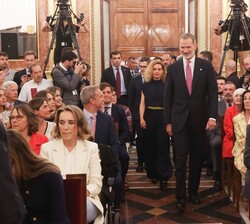 Su Majestad el Rey a su entrada en el Salón de Pasos Perdidos