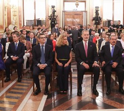 Su Majestad el Rey en primera fila al inicio del acto junto a las autoridades que le recibieron
