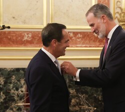 Su Majestad el Rey hace entrega de la medalla del Congreso de los Diputados a José Bono
