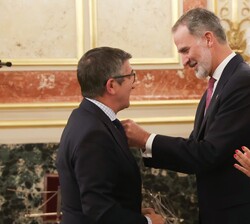 Su Majestad el Rey hace entrega de la medalla del Congreso de los Diputados a Patxi López