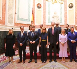 Su Majestad el Rey junto a la presidenta del Congreso de los Diputados y los expresidentes que recibieron la "Medalla del Congreso de los Diputad