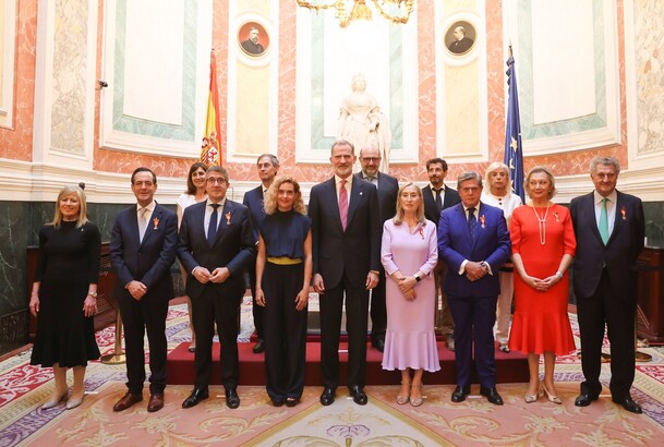 Su Majestad el Rey junto a la presidenta del Congreso de los Diputados y los expresidentes que recibieron la "Medalla del Congreso de los Diputad