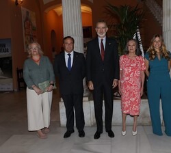 El Rey con las familias Jiménez-Becerril y García