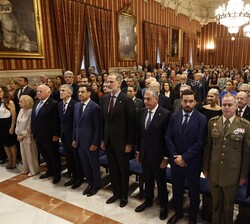 Su Majestad el Rey durante la interpretación del Himno Nacional a cargo de un dueto de cuerda