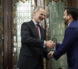 El presidente de la Fundación contra el Terrorismo y la Violencia Alberto Jiménez-Becerril, Alberto Jiménez-Becerril, entrega el galardón a Don Felipe