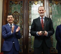 El Rey tras recibir el premio