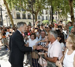 Don Felipe con los vecinos de Sevilla