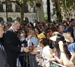 Don Felipe en la calle con los sevillanos