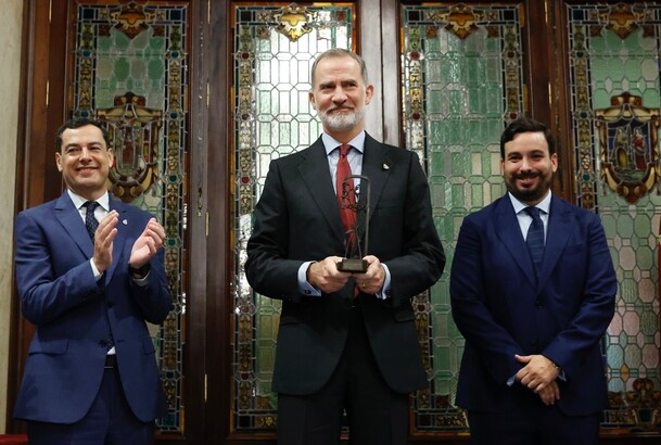 El Rey tras recibir el premio
