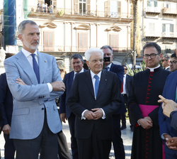 Su Majestad el Rey conversa con los presidentes de Italia y Portugal durante su recorrido por el centro de Palermo