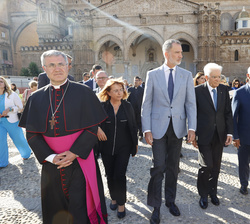 Su Majestad el Rey junto a los presidentes de Italia y Portugal en la plaza de la Catedral de Palermo
