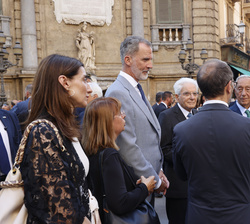 Su Majestad el Rey conversa con los presidentes de Italia y Portugal durante su recorrido por el centro de Palermo
