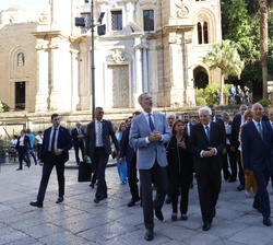 Su Majestad el Rey junto a los presidentes de Italia y Portugal recorren la zona peatonal de Palermo