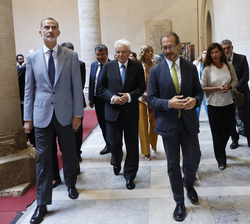 Su Majestad el Rey junto a los presidentes de Italia y Portugal durante su recorrido por el Palacio de Chiaramonte Steri
