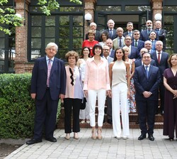 Su Majestad la Reina con las autoridades y los patronos de la Fundación Residencia de Estudiantes