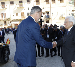Su Majestad el Rey es recibido por el Presidente de Italia a su llegada a la Catedral de Monreale