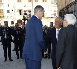 Su Majestad el Rey recibe el saludo del Presidente de Portugal a su llegada a la Catedral de Monreale