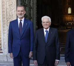 Su Majestad el Rey junto a los presidentes de Italia y Portugal a la salida de la Catedral de Monreale