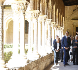 Su Majestad el Rey recorre el Claustro de Santa Maria la Nuova