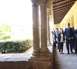 Su Majestad el Rey recorre el Claustro de Santa Maria la Nuova