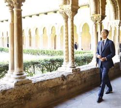 Su Majestad el Rey junto a los presidentes Mattarella y Rebelo de Sousa recorren el Claustro de Santa Maria la Nuova