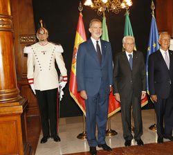 Su Majestad el Rey junto a los presidentes de Italia, Sergio Mattarella y de Portugal, Marcelo Rebelo de Sousa a su llegada a la sesión de clausura de