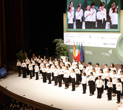 Intervención de un coro de niños antes de dar cominezo la sesión de clausura del encuentro Cotec Europa 2023