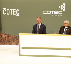 Su Majestad el Rey junto a los presidentes de Italia y Portugal en la mesa presidencial
