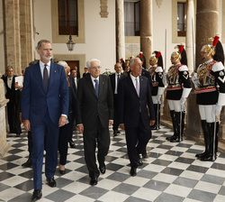 Su Majestad el Rey junto a los presidentes de Italia y Portugal a su llegada al Palazzo dei Mormanni