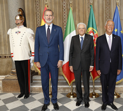 Fotografía oficial de Su Majestad el Rey junto a los presidentes de Italia y Portugal en el Palazzo dei Mormanni