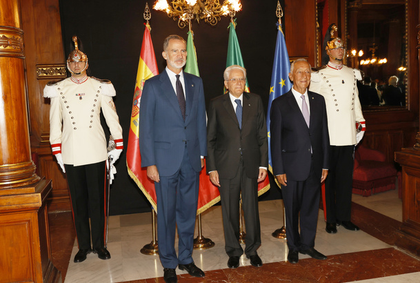 Su Majestad el Rey junto a los presidentes de Italia, Sergio Mattarella y de Portugal, Marcelo Rebelo de Sousa a su llegada a la sesión de clausura de