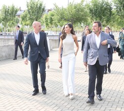 Su Majestad la Reina a su llegada a la Ciudad del Fútbol de Las Rozas, acompañada por el presidente de la Real Federación Española de Fútbol (RFEF), L